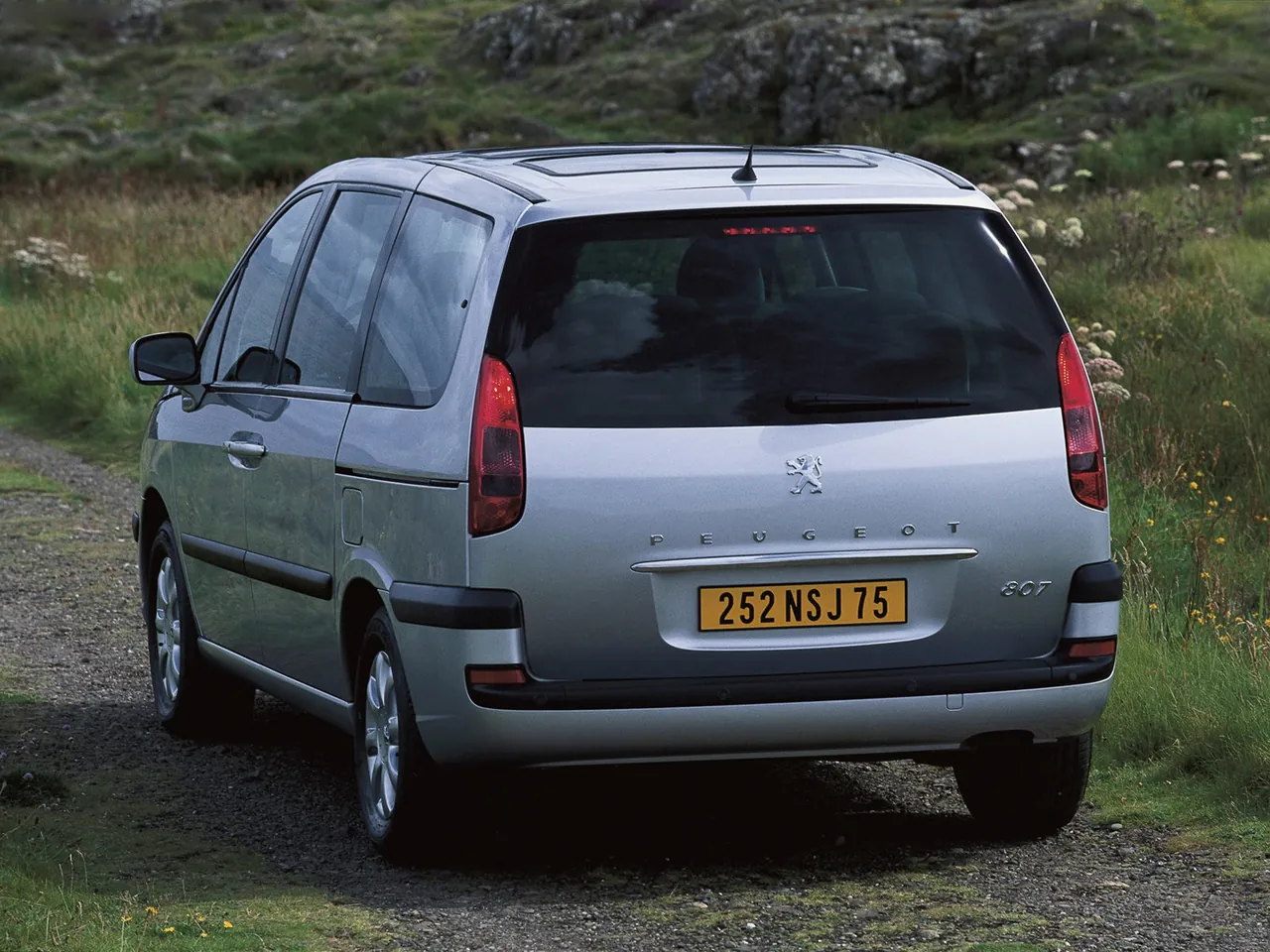 Peugeot 807 (2001) – zadní tříčtvrteční pohled