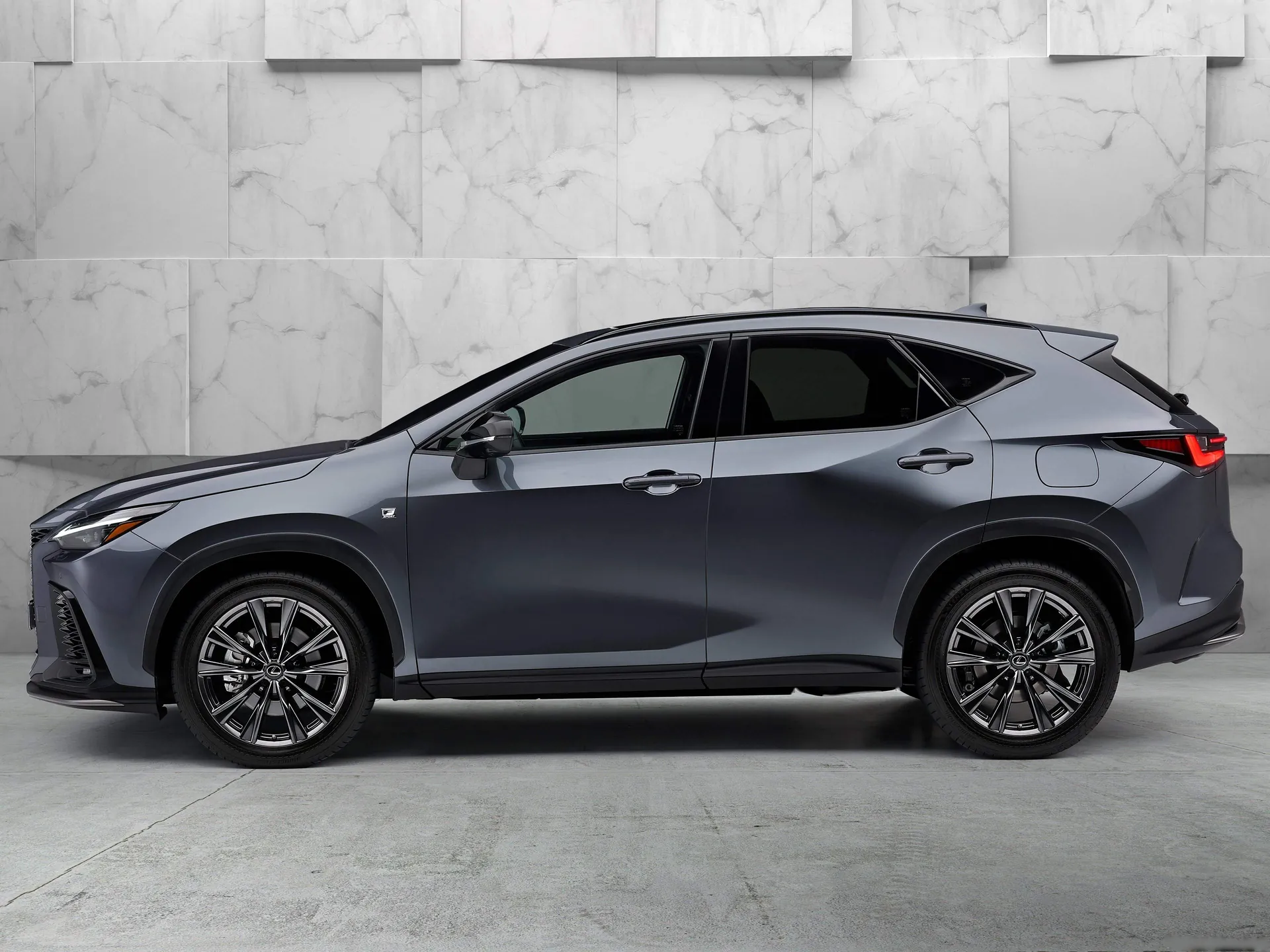 Lexus NX (2022) – boční profil