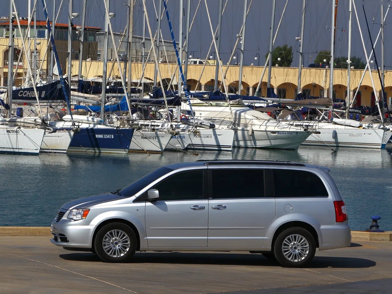 Lancia Voyager (2012) – boční profil