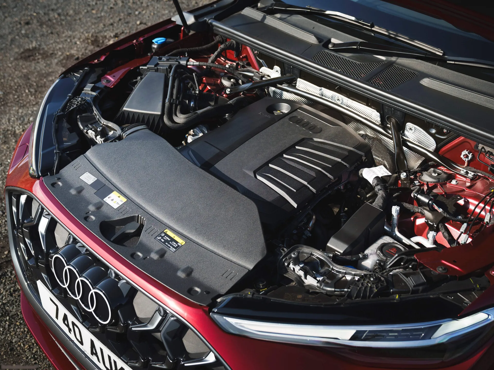 Audi Q5 [UK] (2025) – motorový prostor