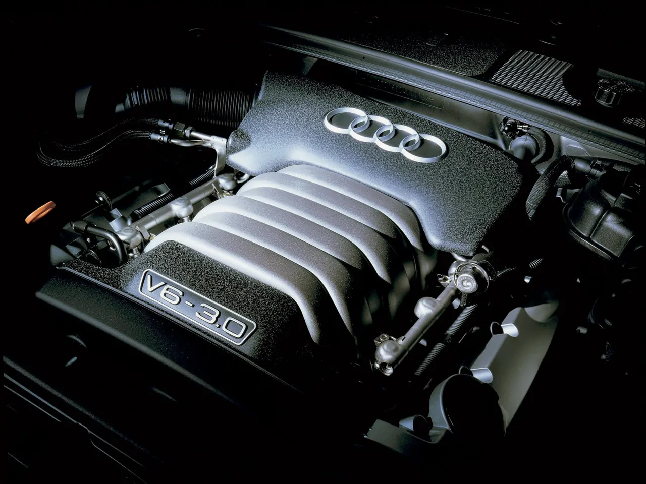 Audi A4 Avant (2001) – motorový prostor