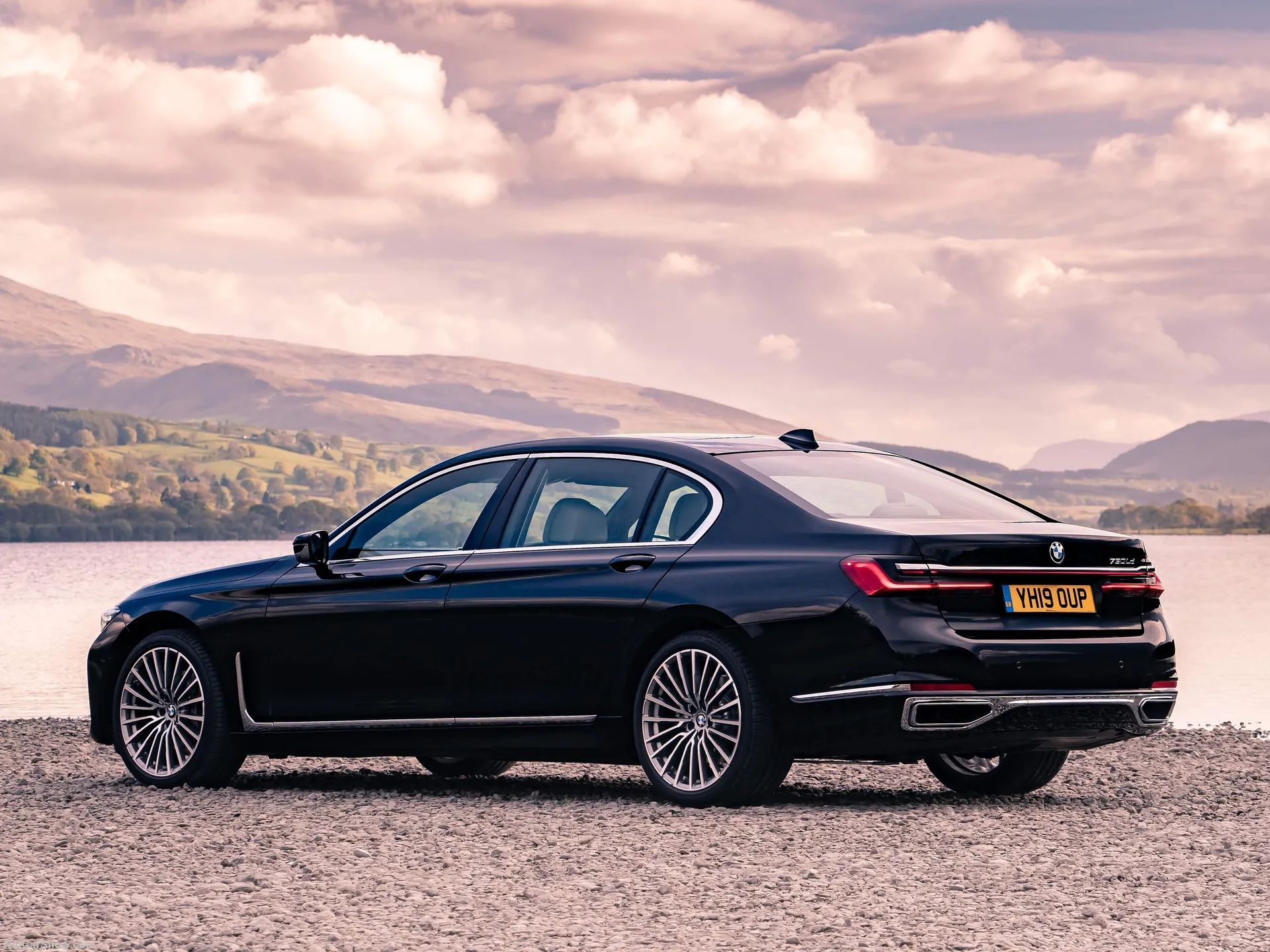 BMW 7-Series [UK] (2020) – zadní tříčtvrteční pohled
