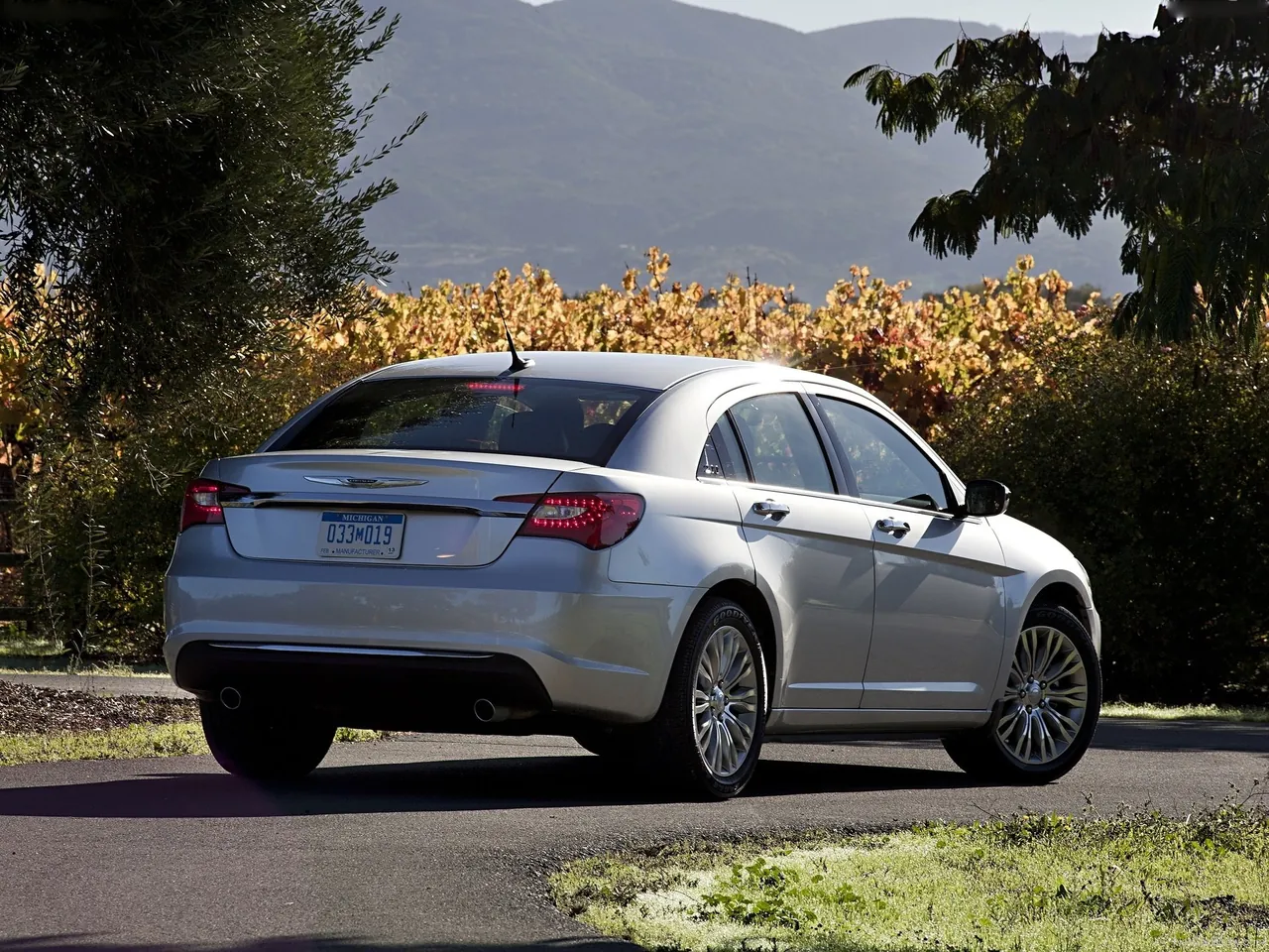 Chrysler 200 (2011) – zadní tříčtvrteční pohled