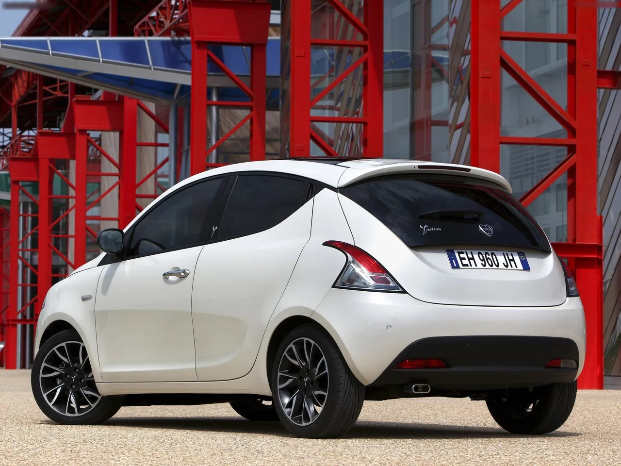 Lancia Ypsilon (2012) – zadní tříčtvrteční pohled
