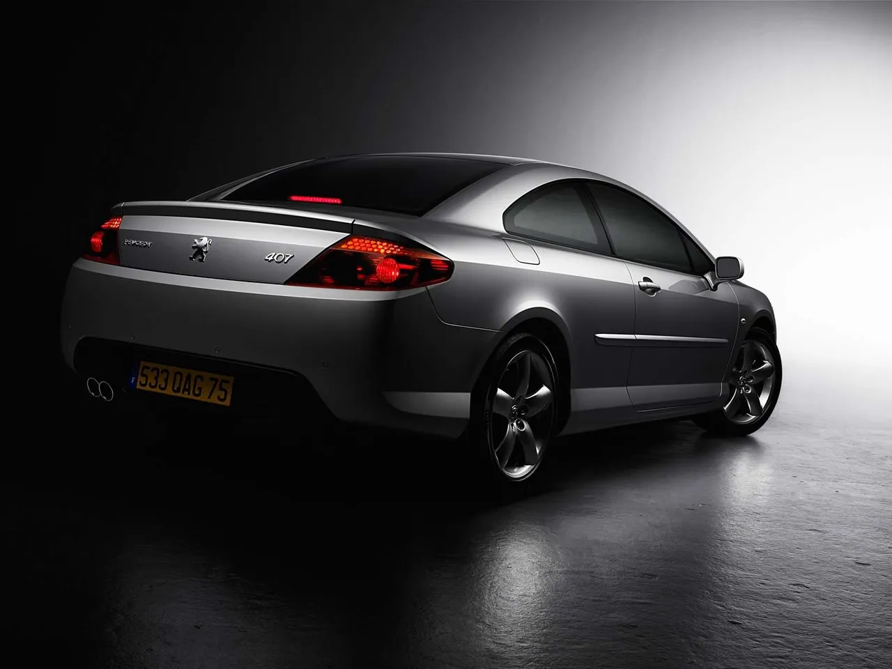 Peugeot 407 Coupe (2006) – zadní tříčtvrteční pohled