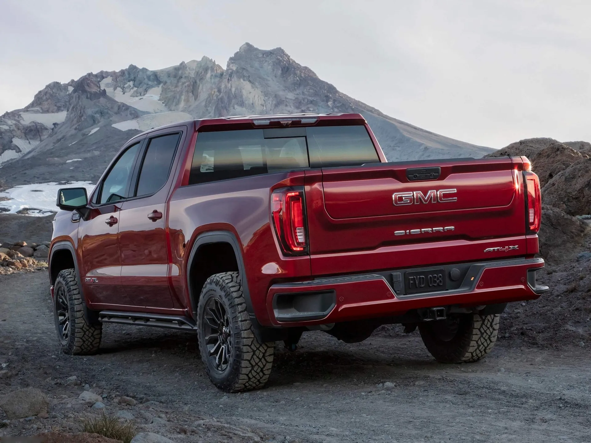 GMC Sierra (2022) – zadní tříčtvrteční pohled