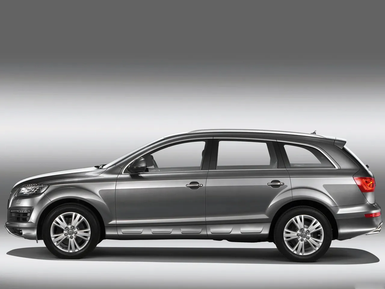Audi Q7 (2010) – boční profil