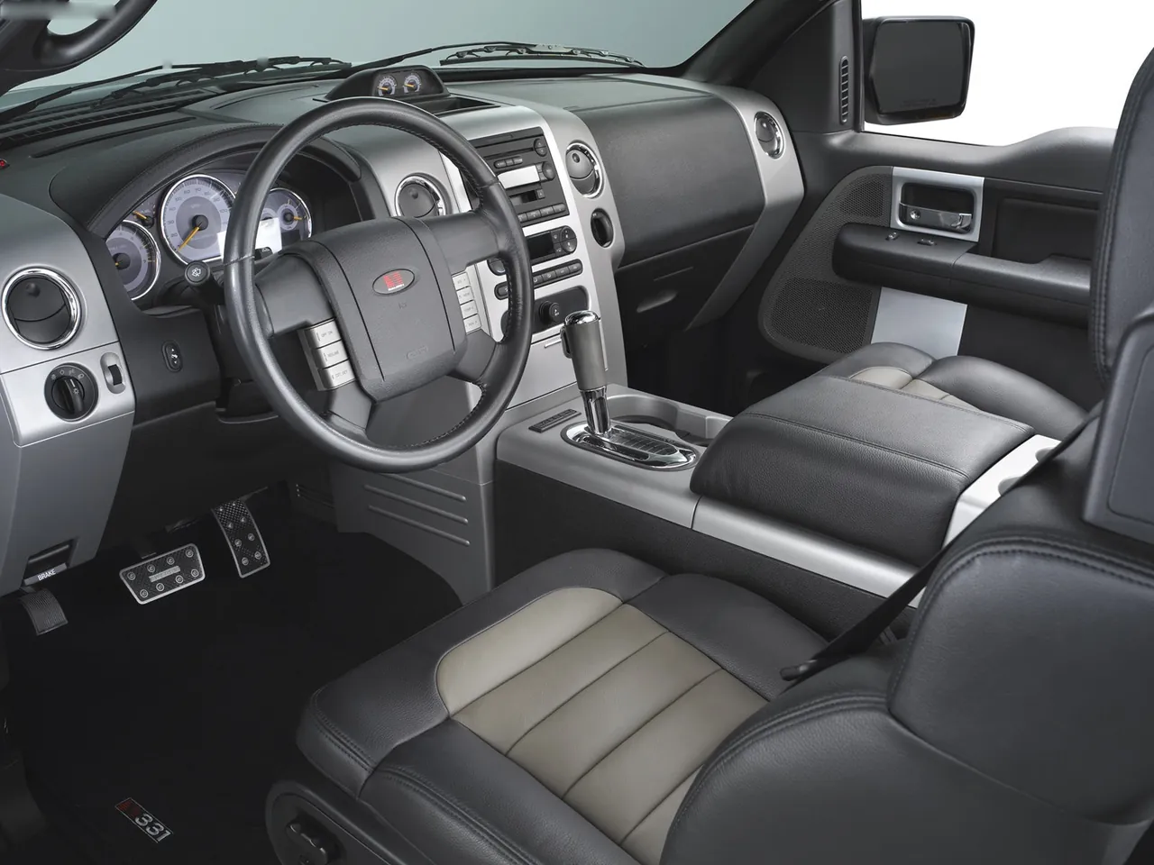 Saleen Ford F-150 S331 Sport Truck (2006) – interiér