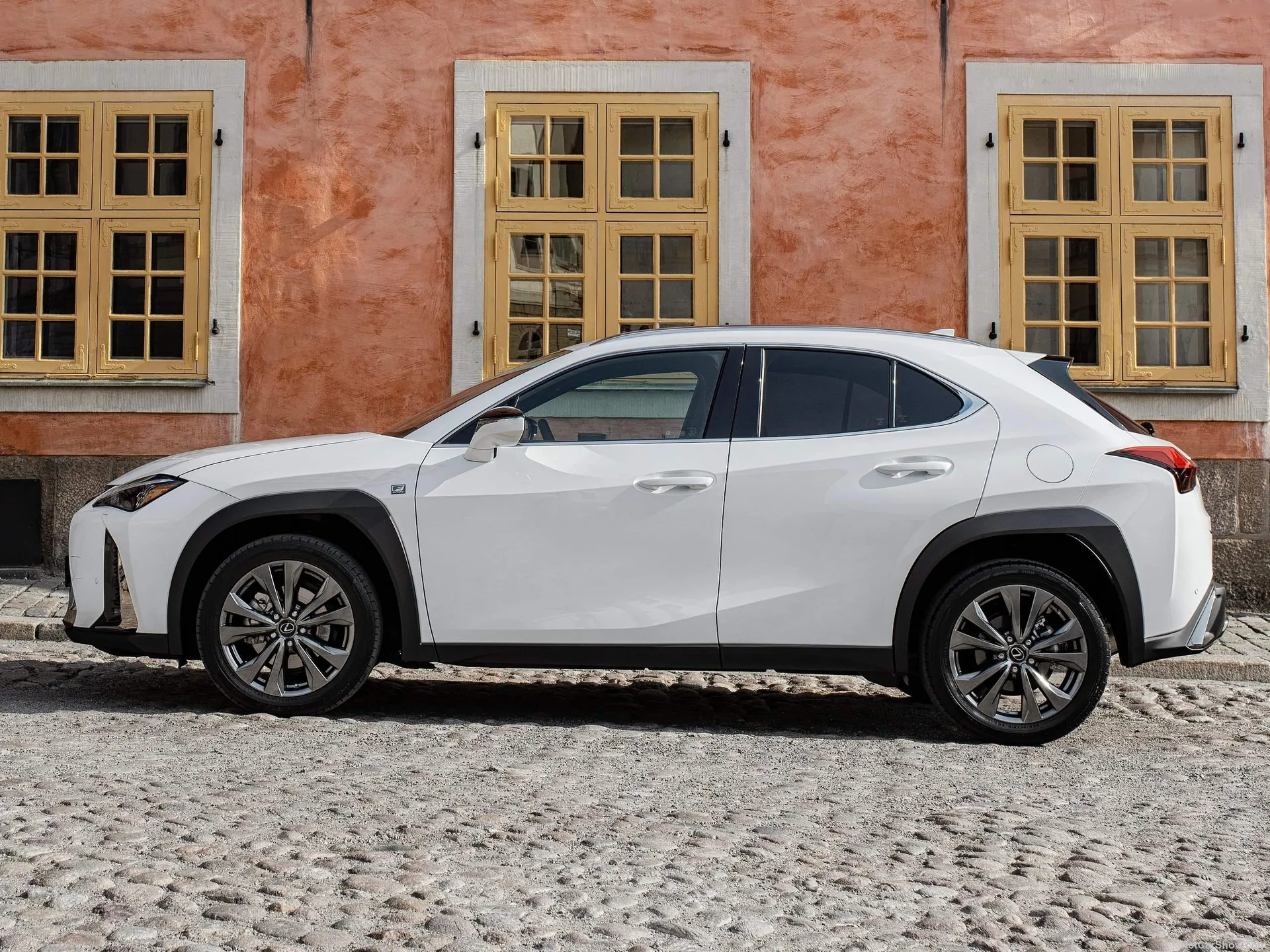 Lexus UX (2019) – boční profil