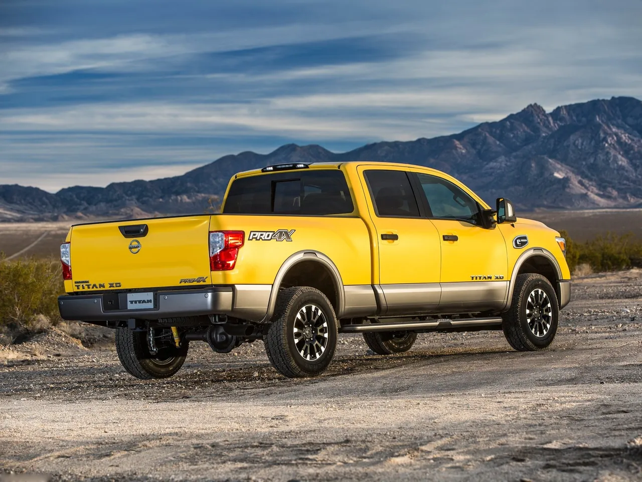 Nissan Titan XD (2016) – zadní tříčtvrteční pohled