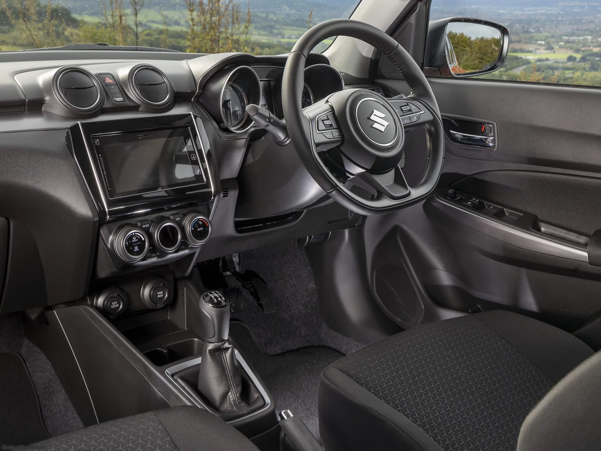 Suzuki Swift [UK] (2021) – interiér