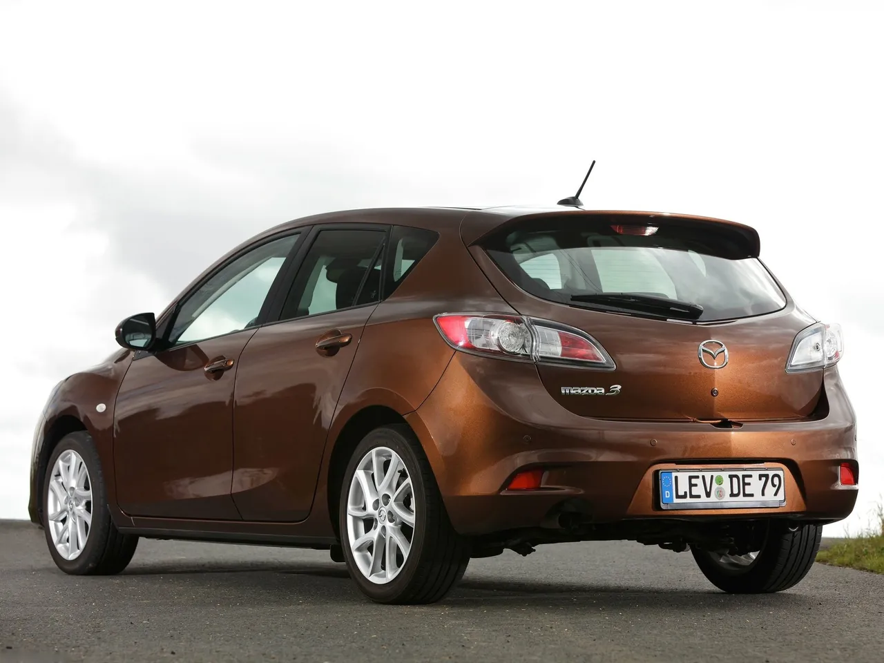 Mazda 3 (2012) – zadní tříčtvrteční pohled