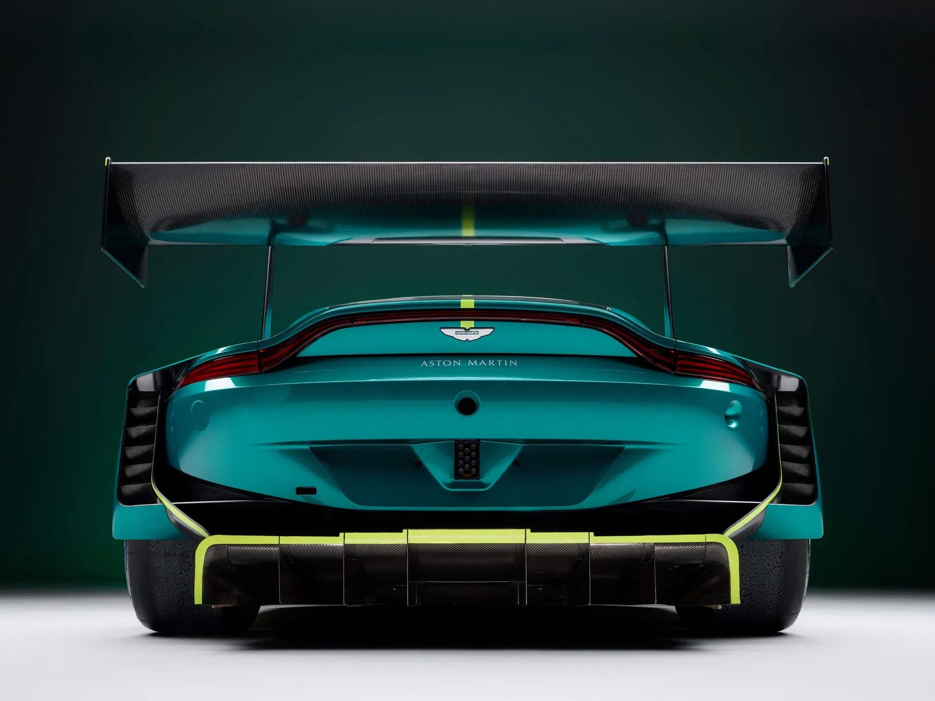 Aston Martin Vantage GT3 (2024) – zezadu