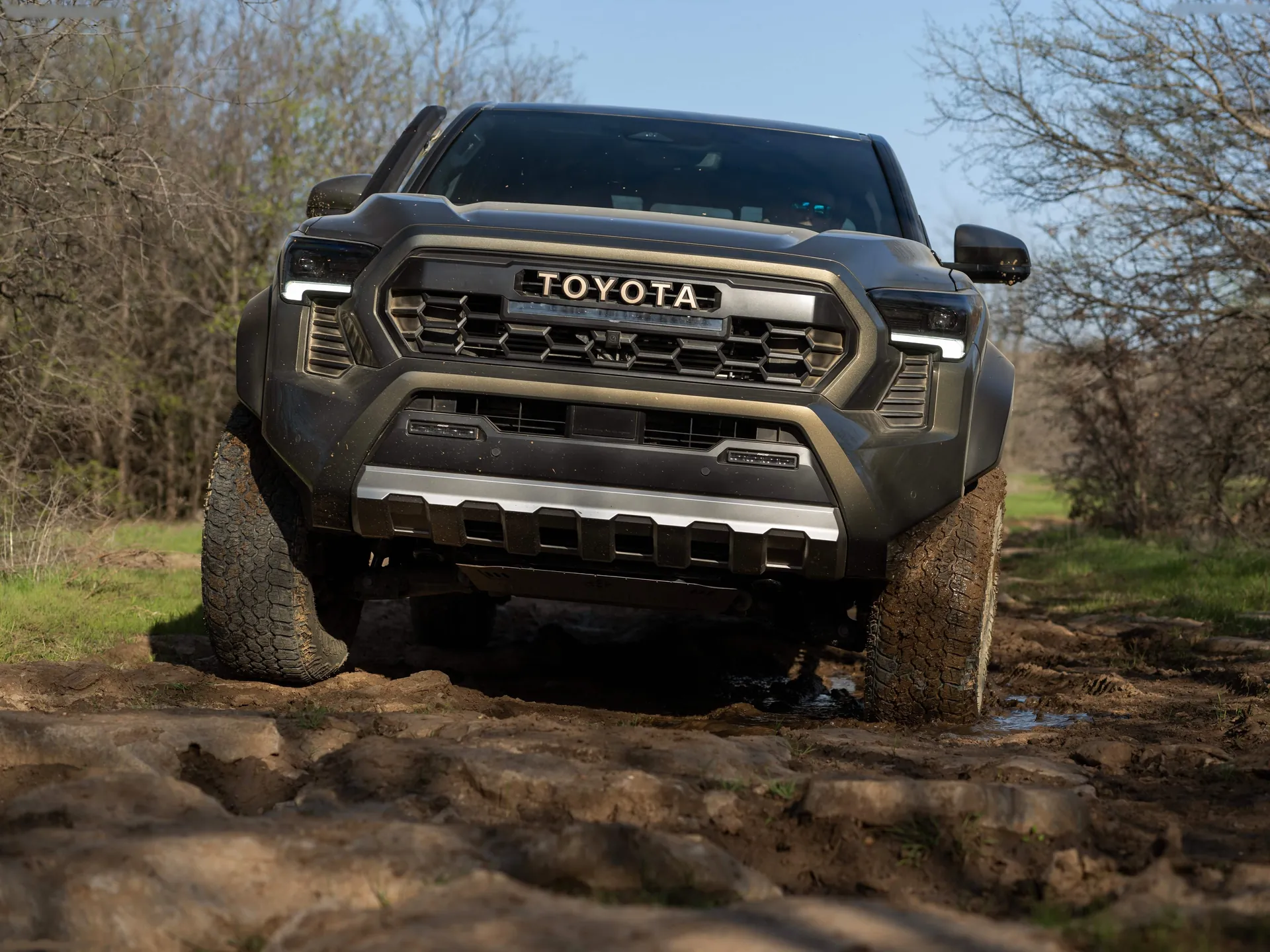 Toyota Tacoma i-FORCE MAX TrailHunter (2024) – zepředu