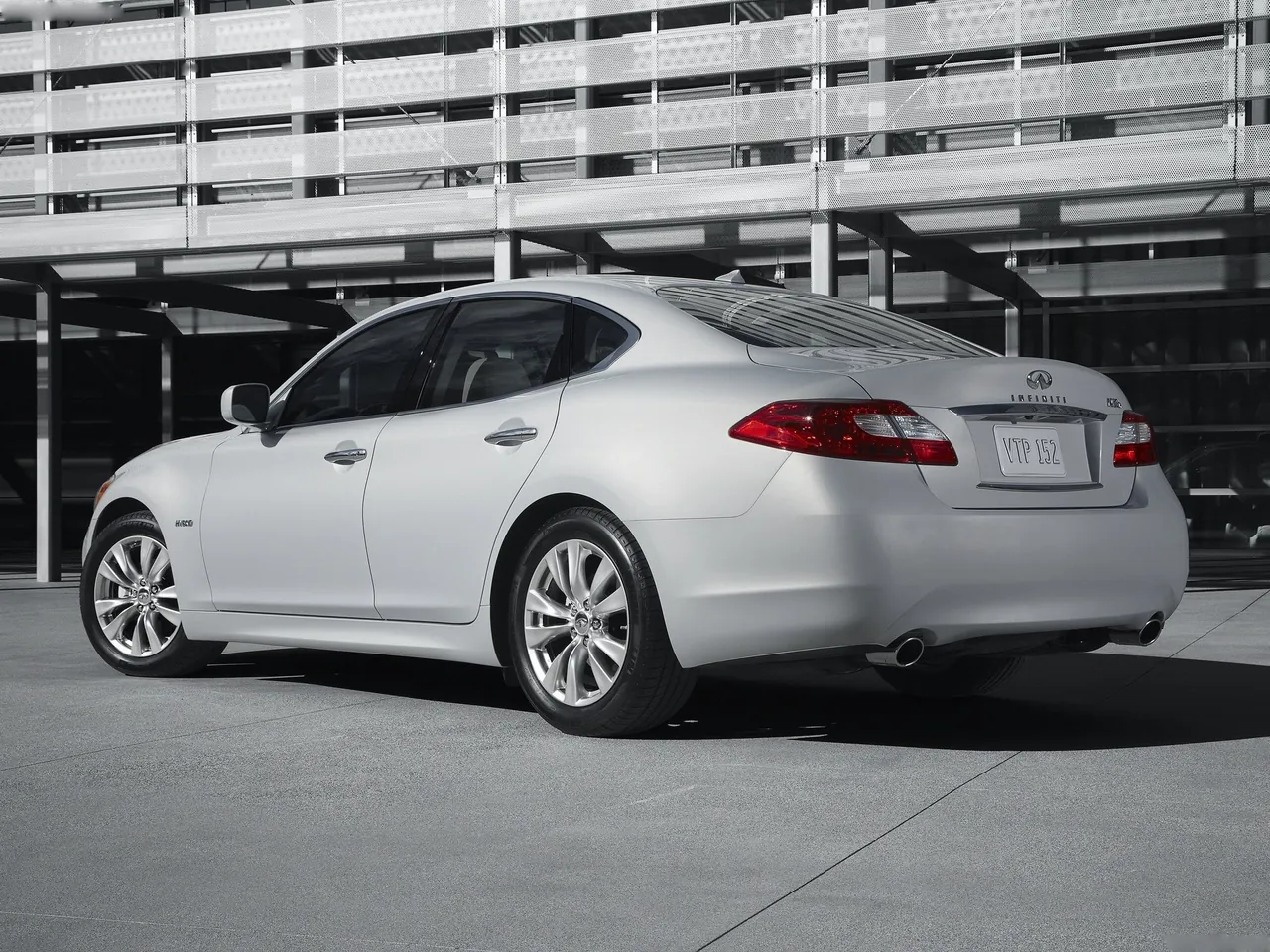 Infiniti M35h (2011) – zadní tříčtvrteční pohled