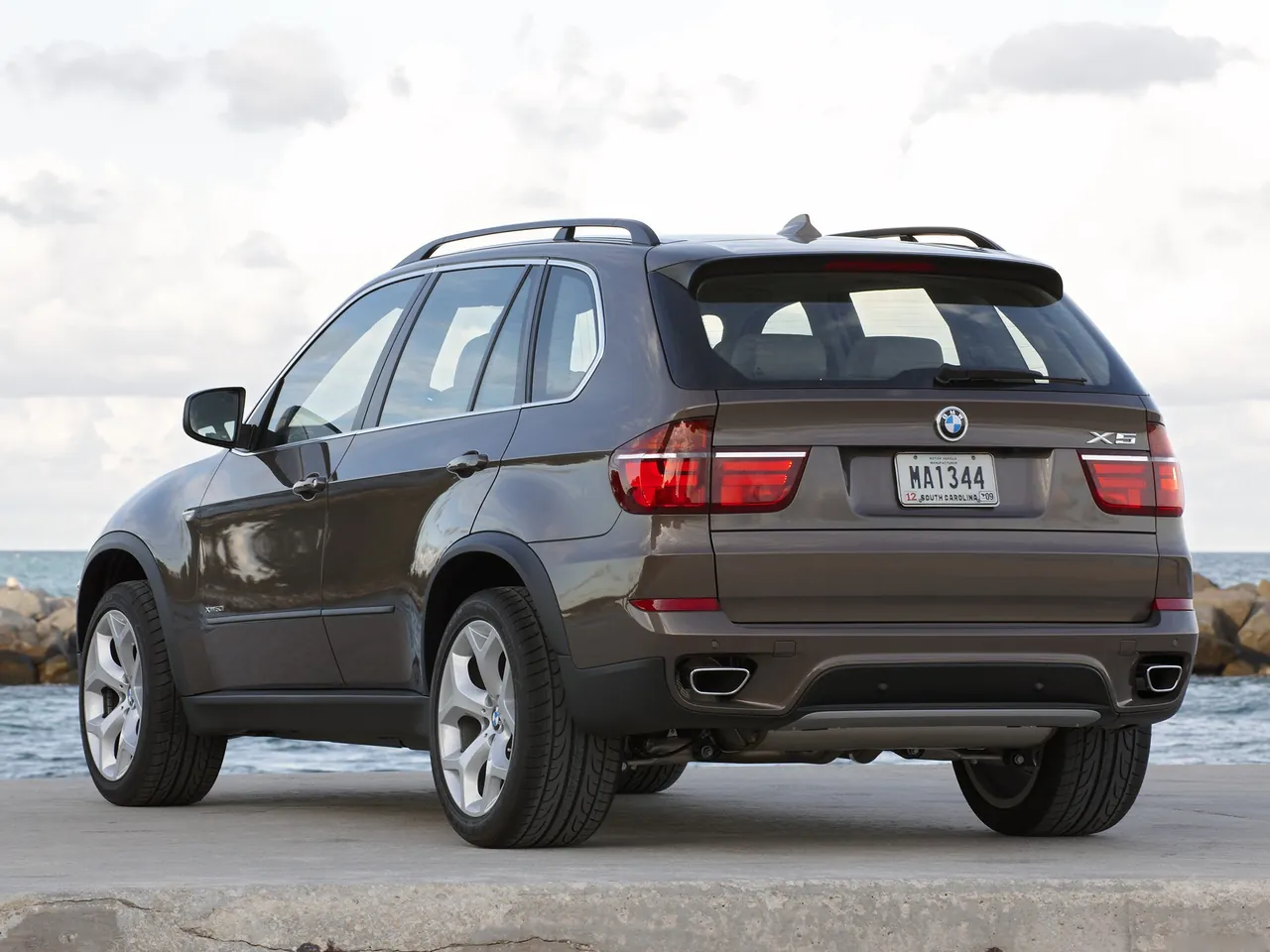 BMW X5 (2011) – zadní tříčtvrteční pohled