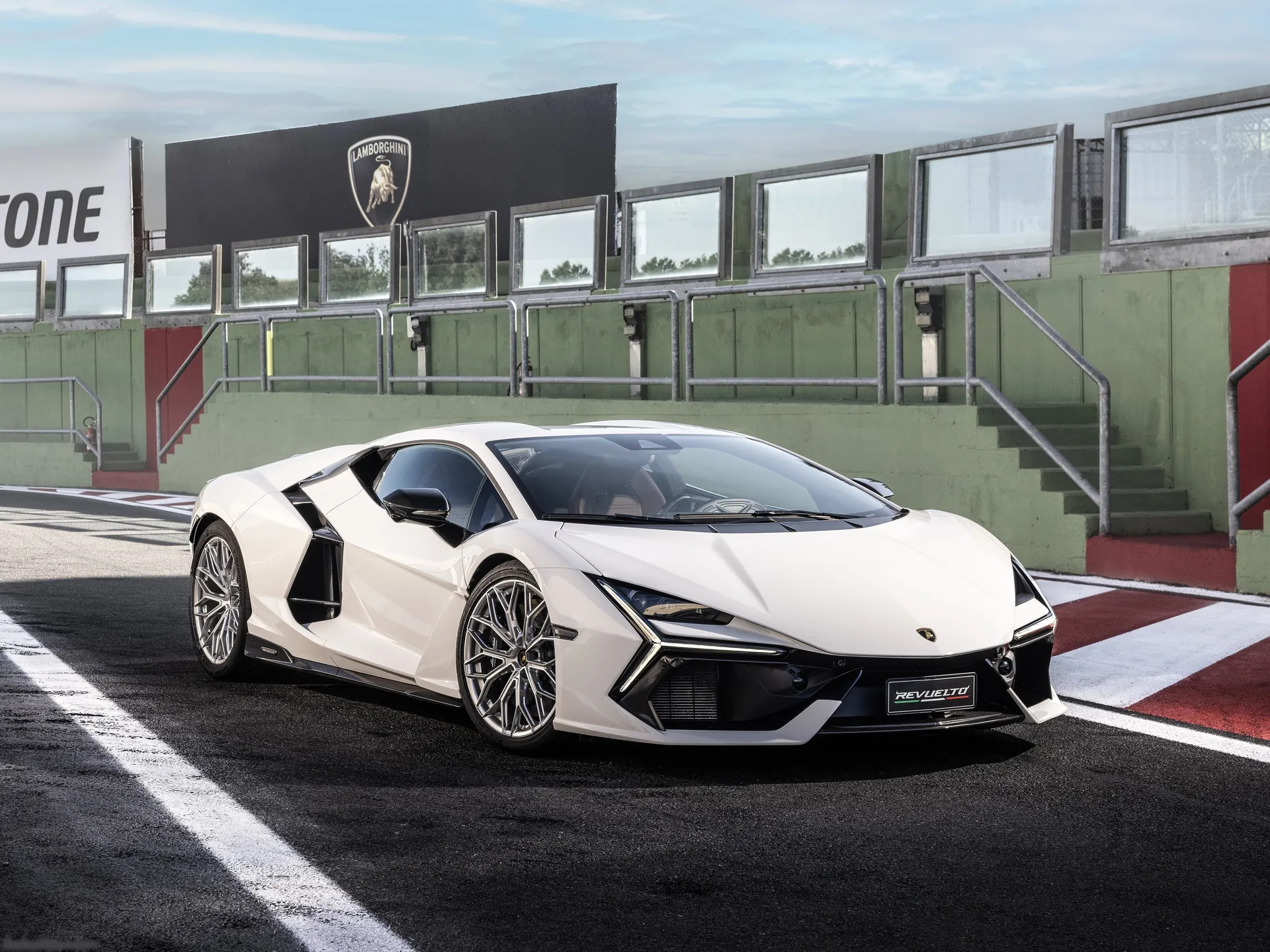 Lamborghini Revuelto (2024)