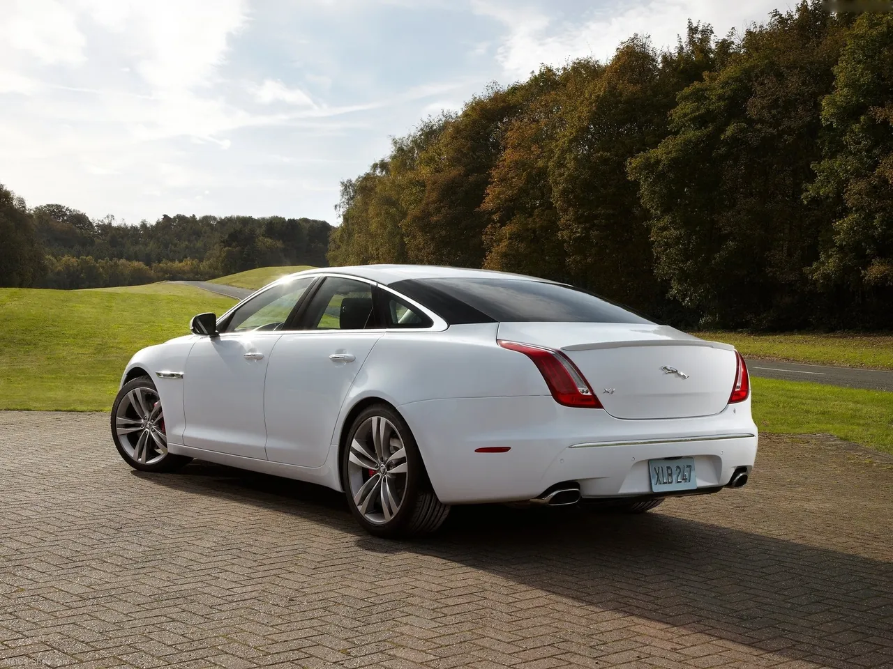 Jaguar XJ Sport Pack (2012) – zadní tříčtvrteční pohled