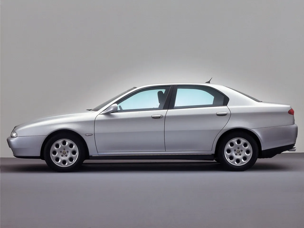 Alfa Romeo 166 (1998) – boční profil