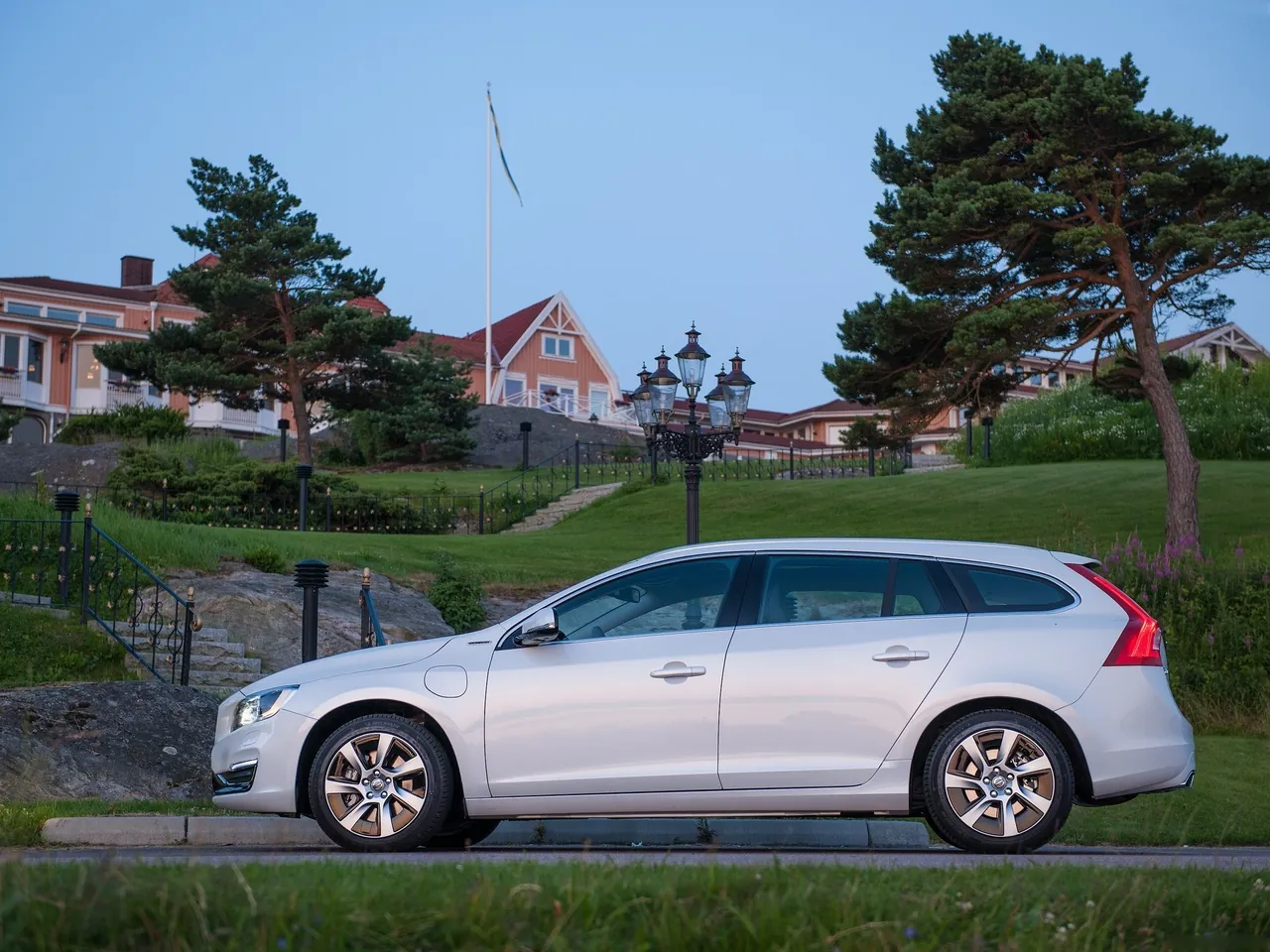 Volvo V60 Plug-in Hybrid (2014) – boční profil