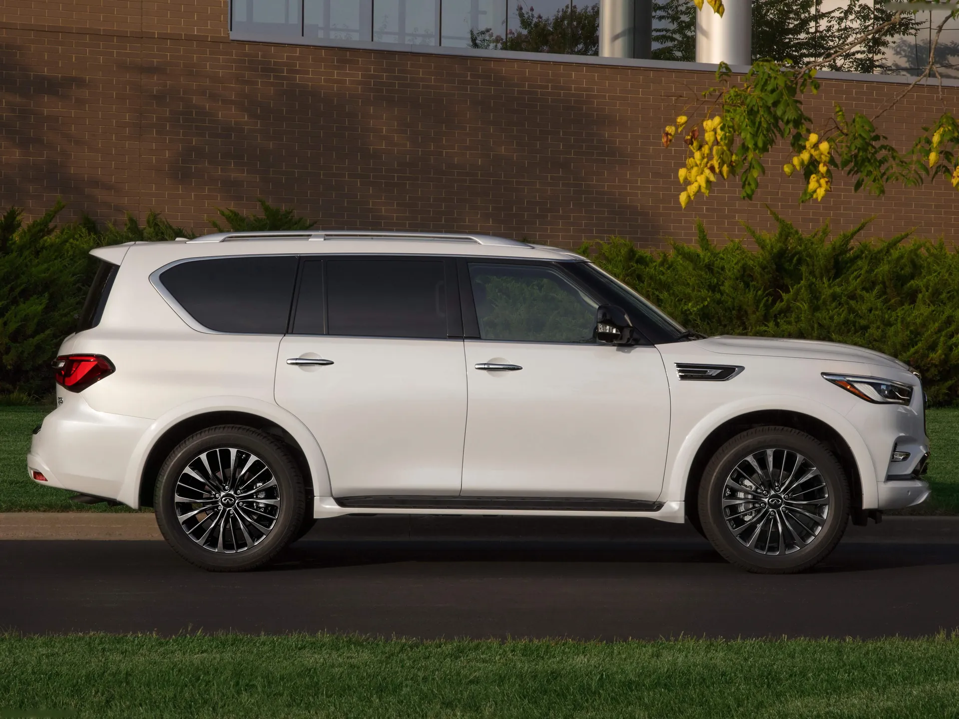 Infiniti QX80 (2021) – boční profil