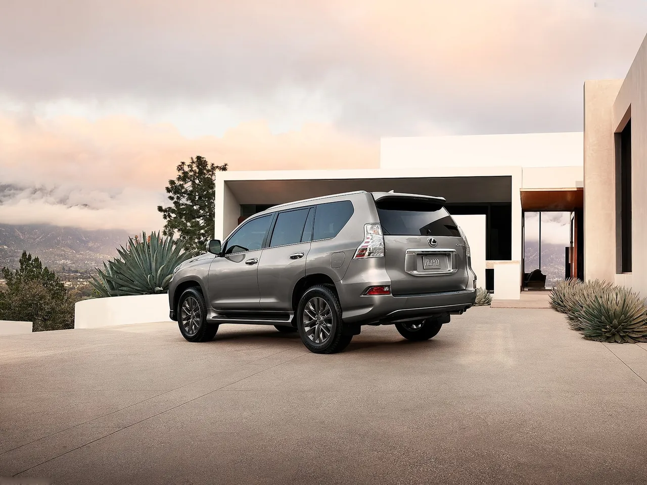 Lexus GX 460 (2020) – zadní tříčtvrteční pohled
