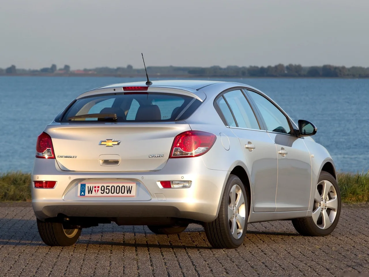 Chevrolet Cruze Hatchback (2012) – zadní tříčtvrteční pohled