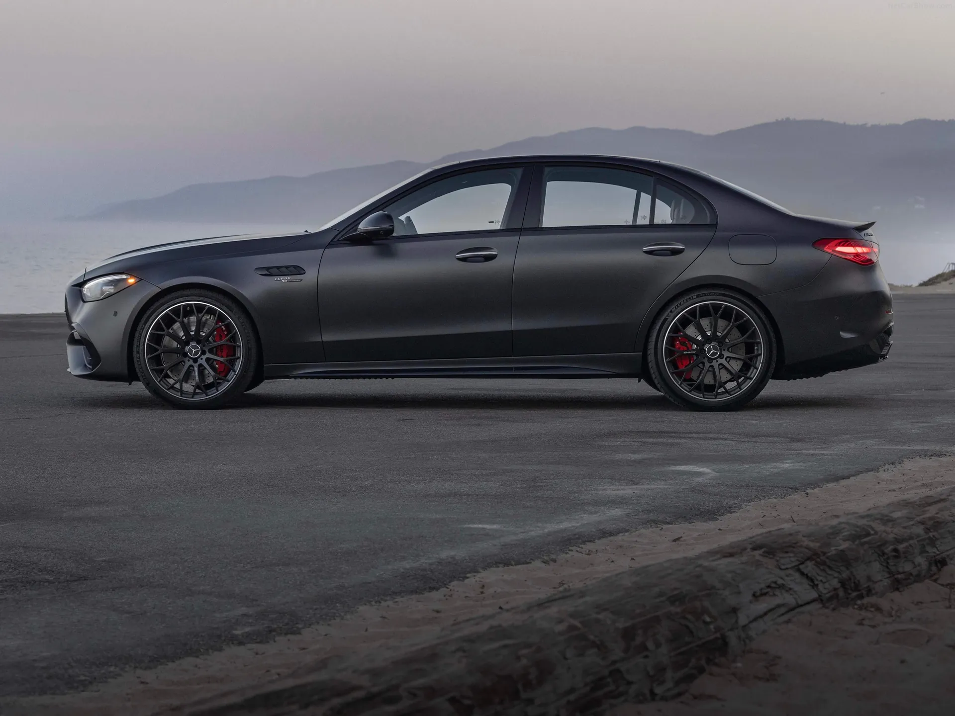 Mercedes-Benz C63 S AMG E Performance [US] (2024) – boční profil