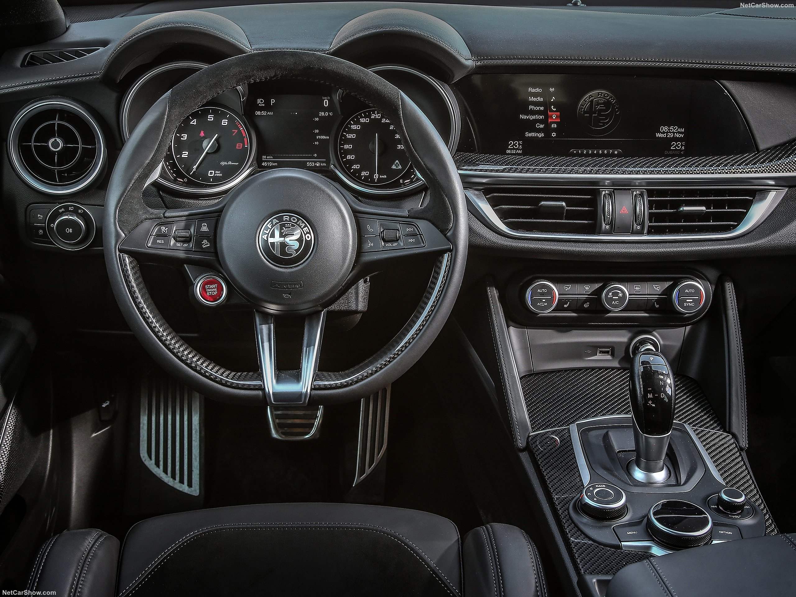 Alfa Romeo Stelvio Quadrifoglio [US] (2018) – interiér