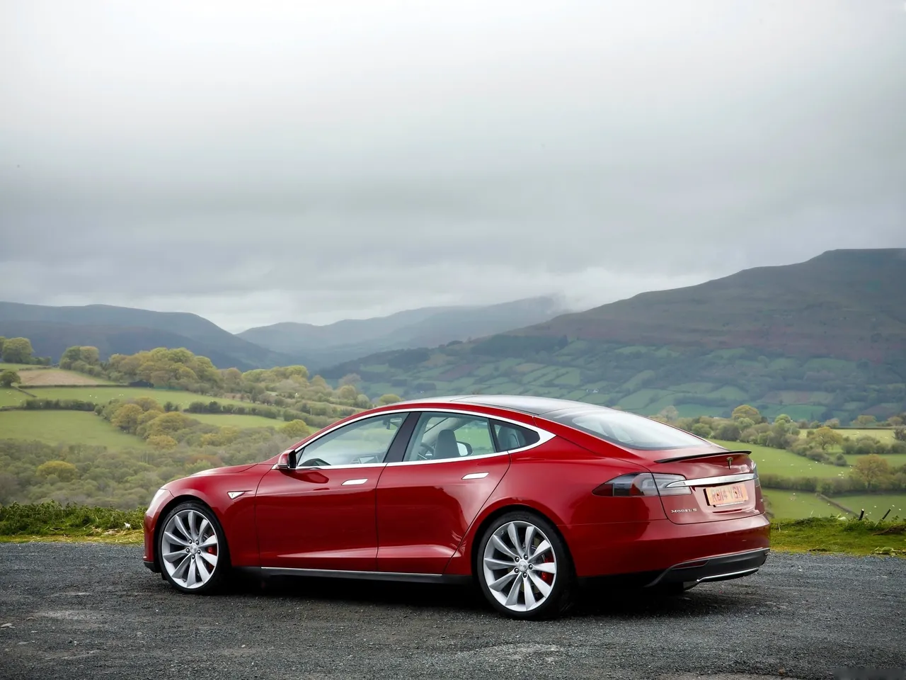 Tesla Model S [UK] (2013) – zadní tříčtvrteční pohled