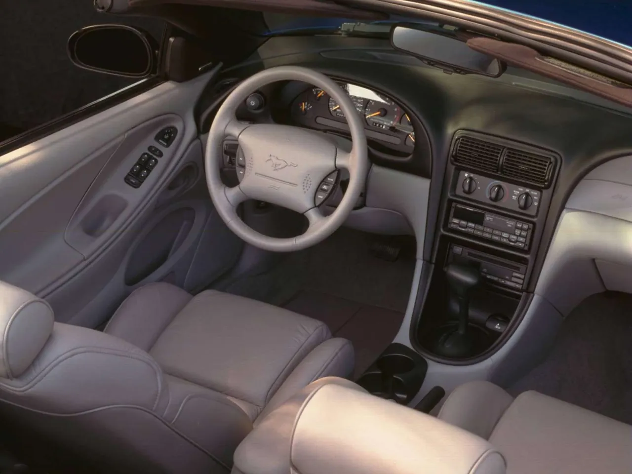 Ford Mustang GT (1998) – interiér