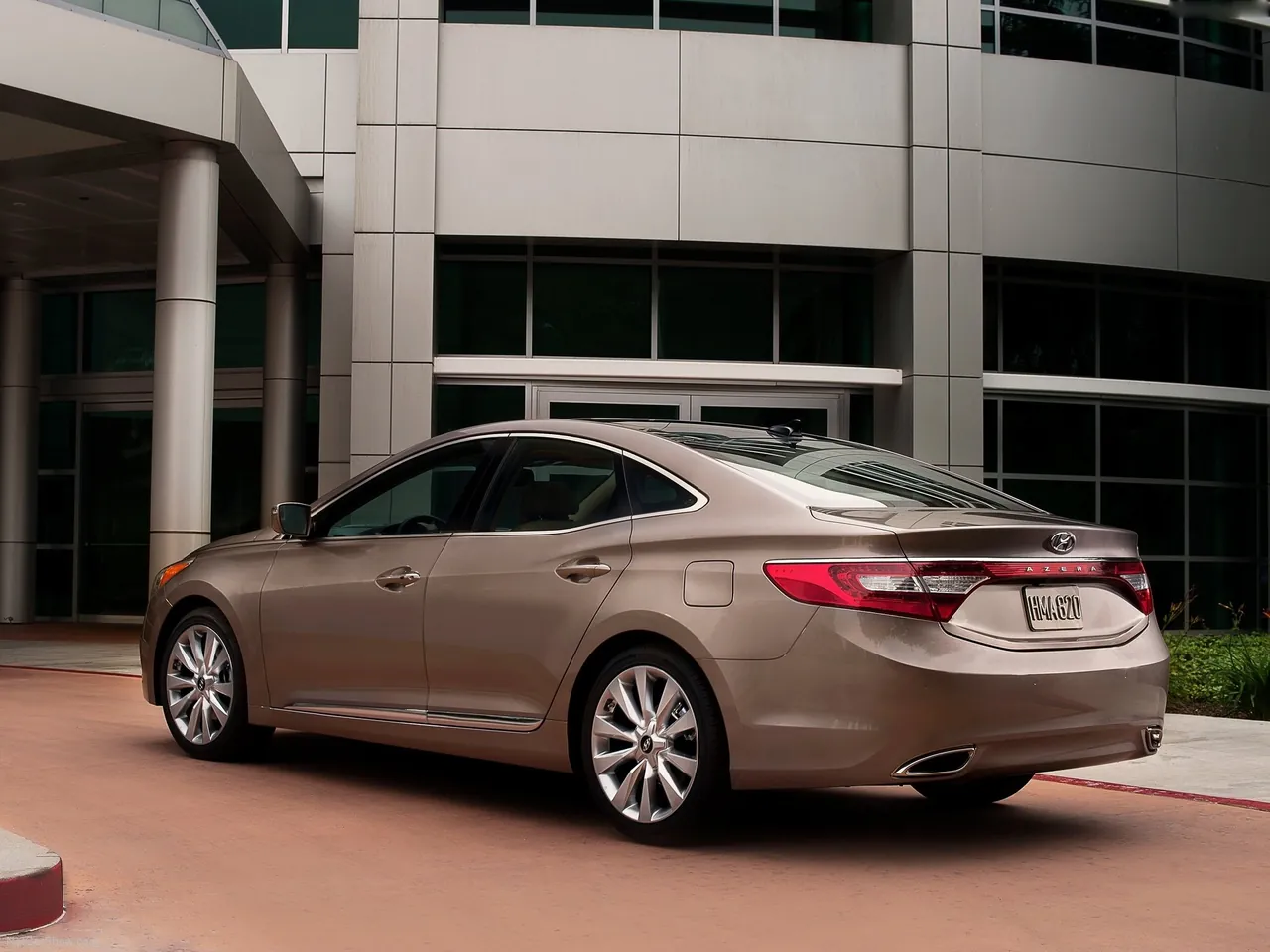 Hyundai Azera (2012) – zadní tříčtvrteční pohled