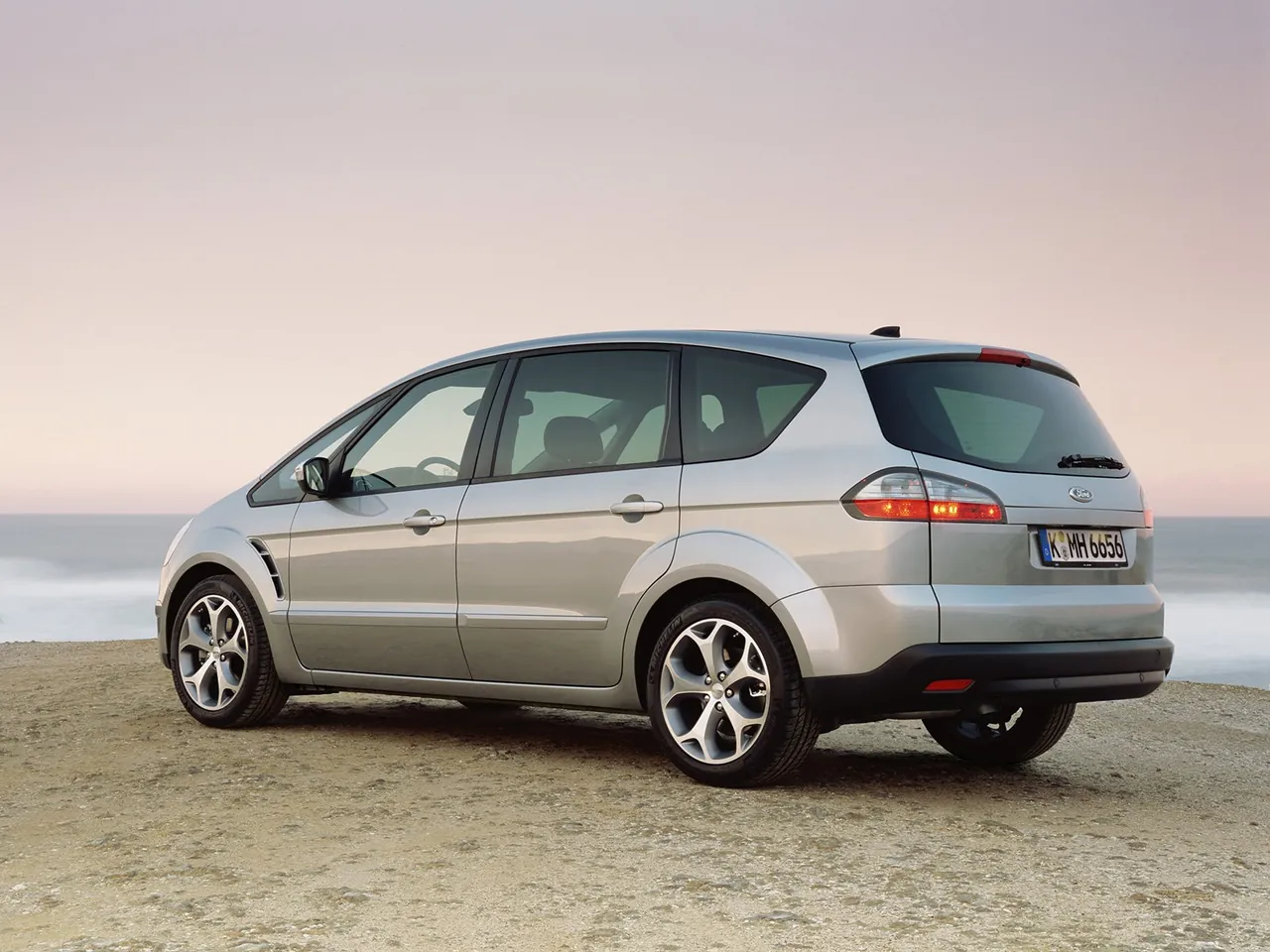 Ford S-MAX (2006) – zadní tříčtvrteční pohled