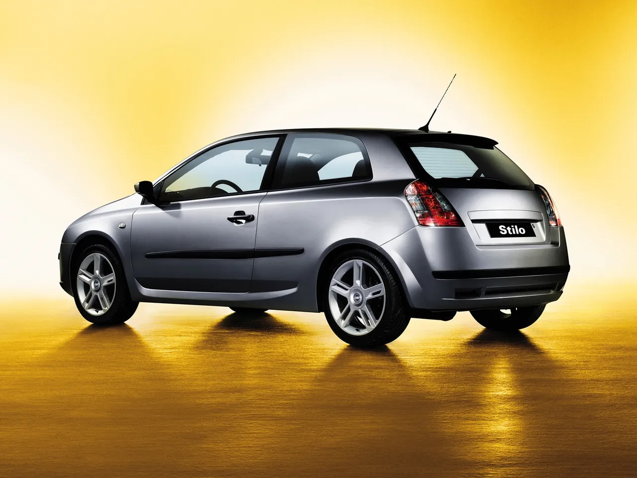 Fiat Stilo (2002) – zadní tříčtvrteční pohled