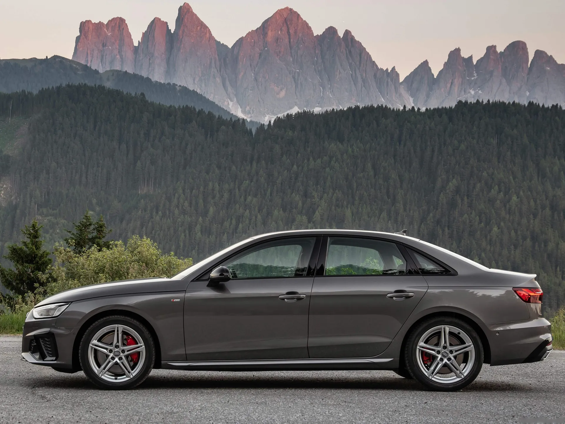 Audi A4 (2020) – boční profil