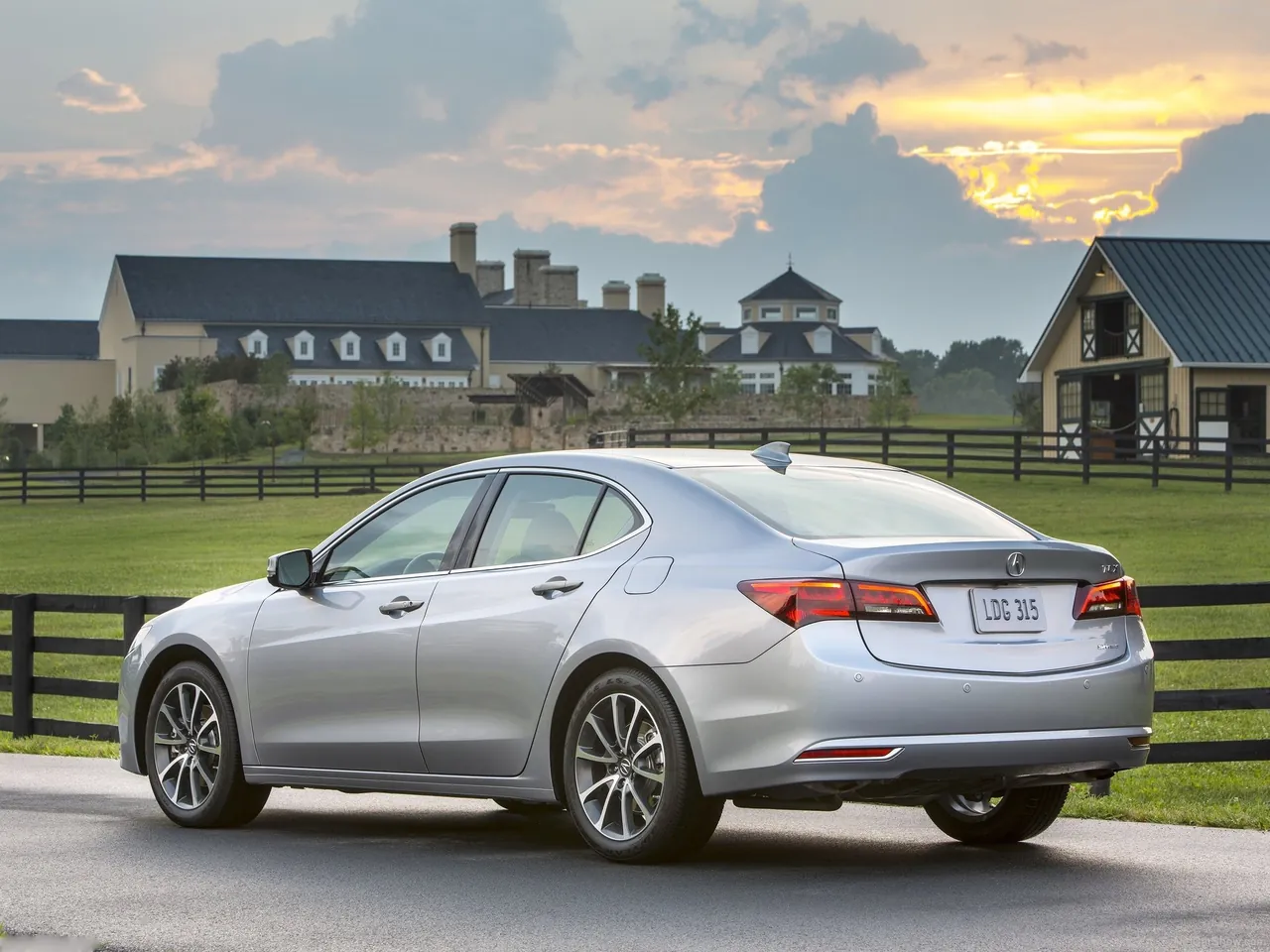 Acura TLX (2015) – zadní tříčtvrteční pohled