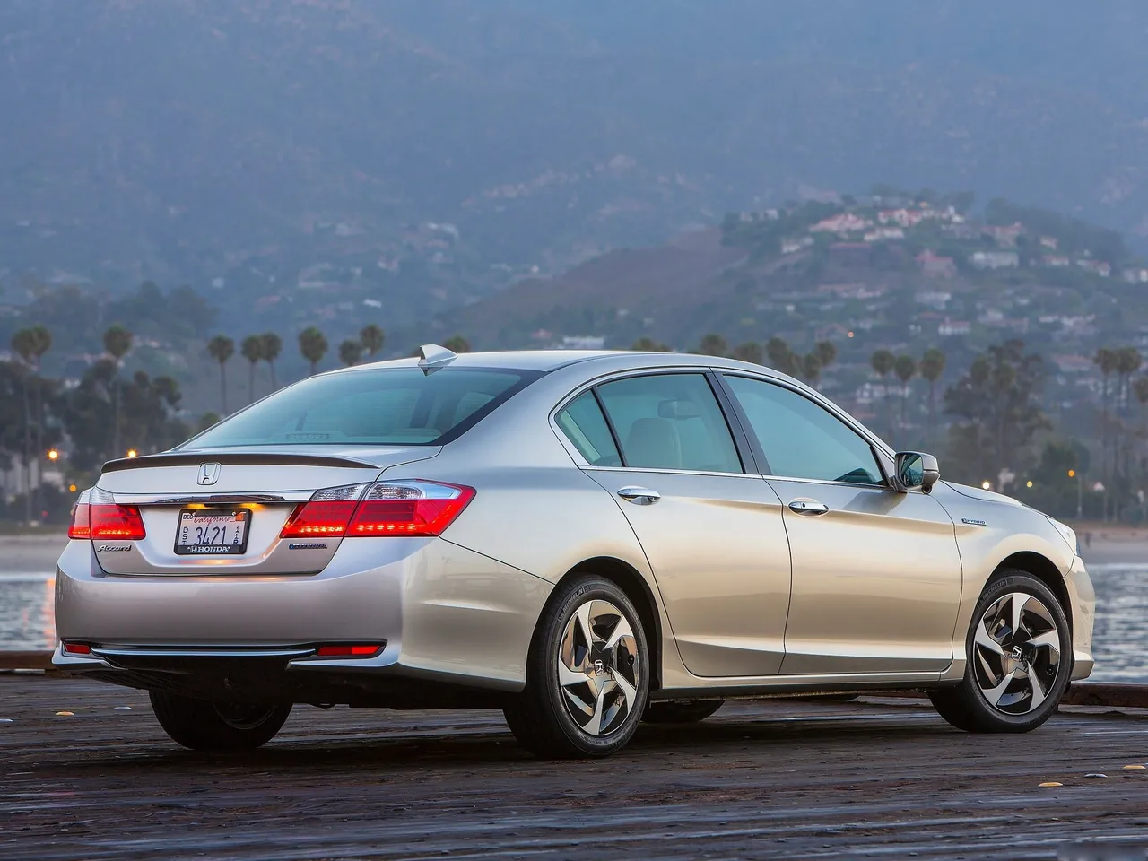Honda Accord PHEV (2014) – zadní tříčtvrteční pohled