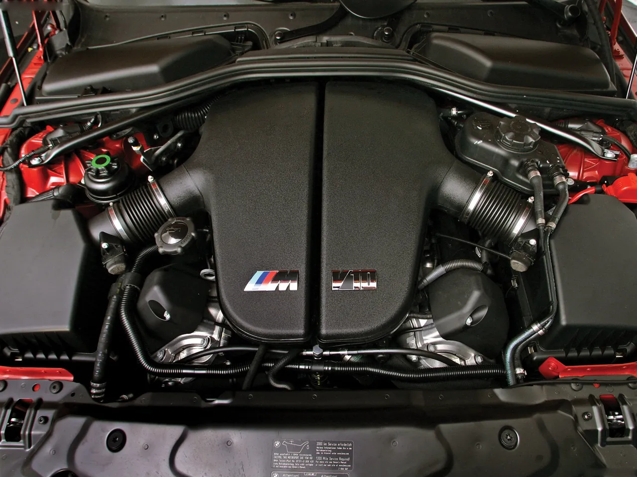 BMW M5 (2007) – motorový prostor