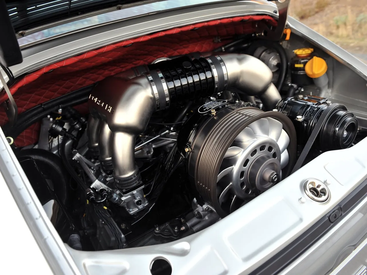 Singer 911 (2011) – motorový prostor