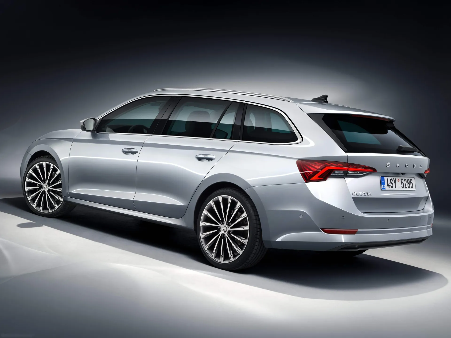 Skoda Octavia Combi (2020) - Rear Three-Quarter