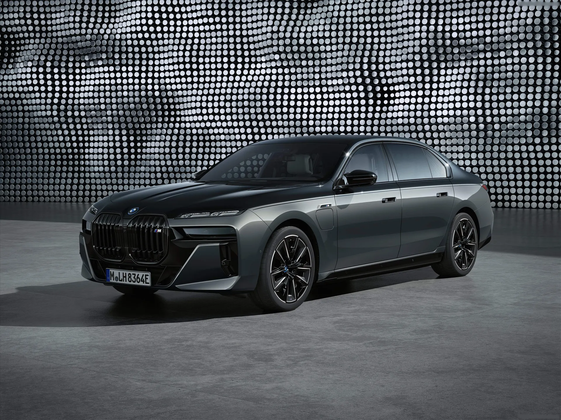 BMW M760e xDrive (2023)