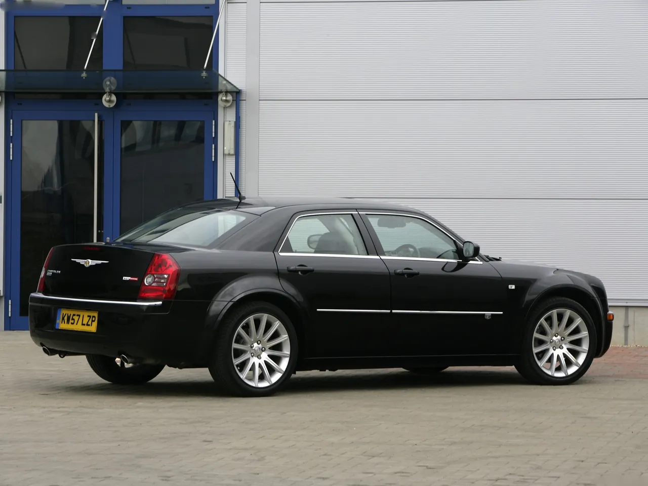 Chrysler 300C SRT [UK] (2008) – zadní tříčtvrteční pohled