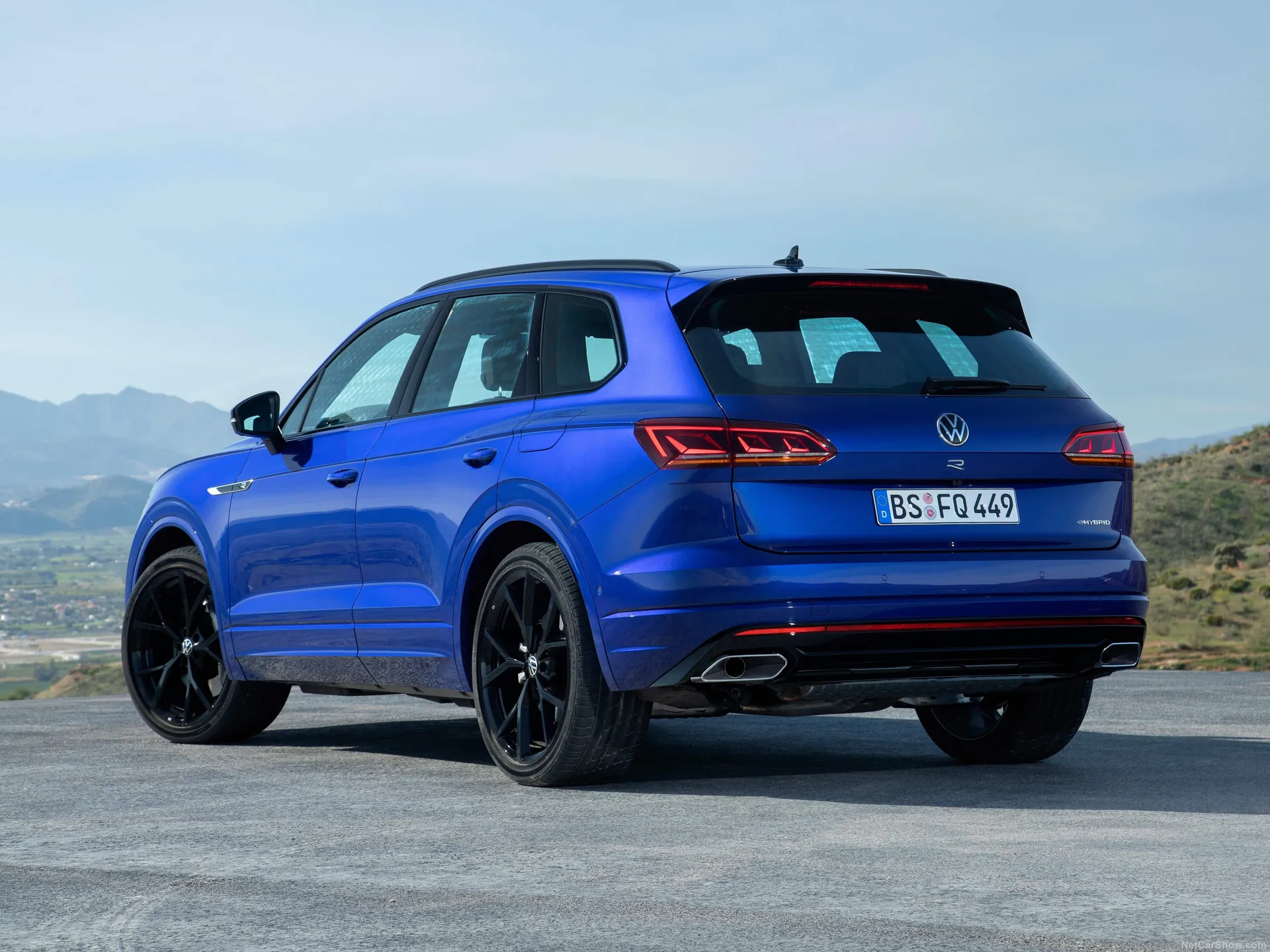 Volkswagen Touareg R (2021) - Rear Three-Quarter