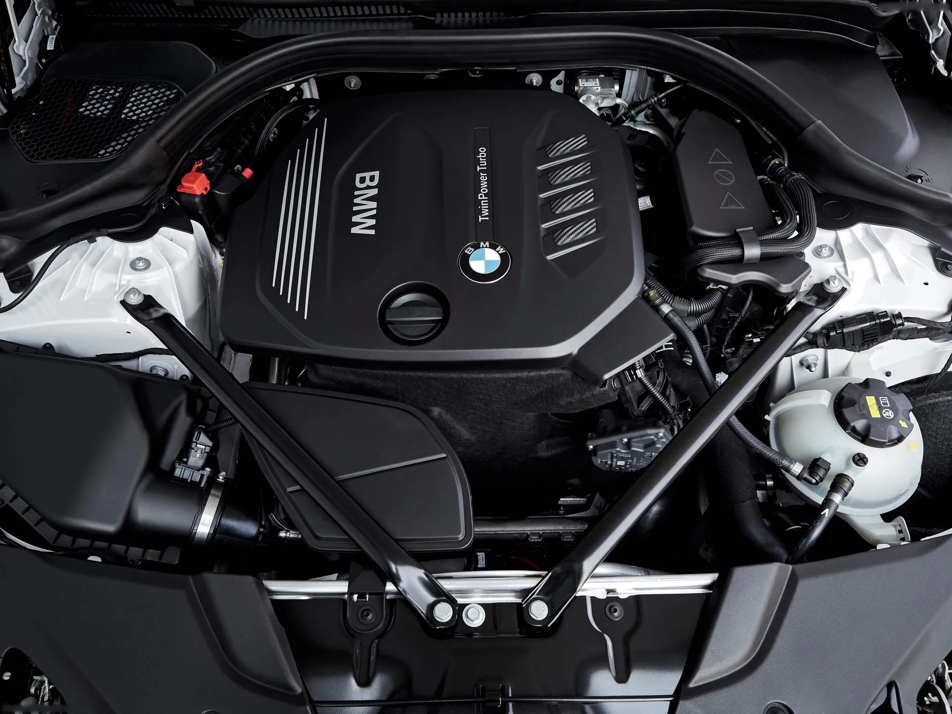 BMW 5-Series Touring (2018) – motorový prostor