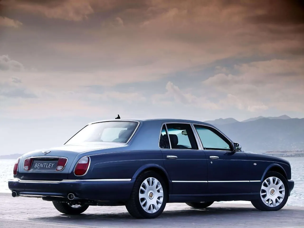 Bentley Arnage R (2005) – zadní tříčtvrteční pohled