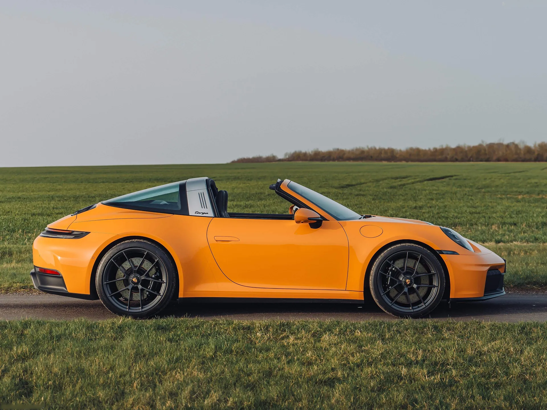 Porsche 911 Targa 4 GTS [UK] (2025) – boční profil