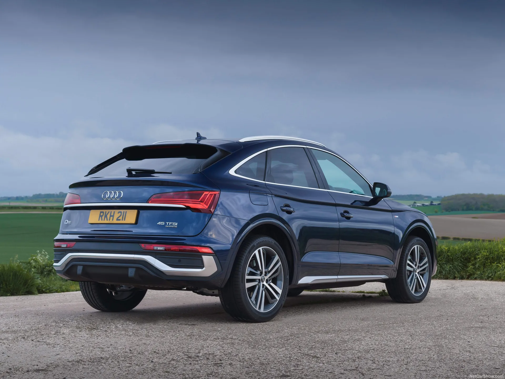 Audi Q5 Sportback [UK] (2021) – zadní tříčtvrteční pohled