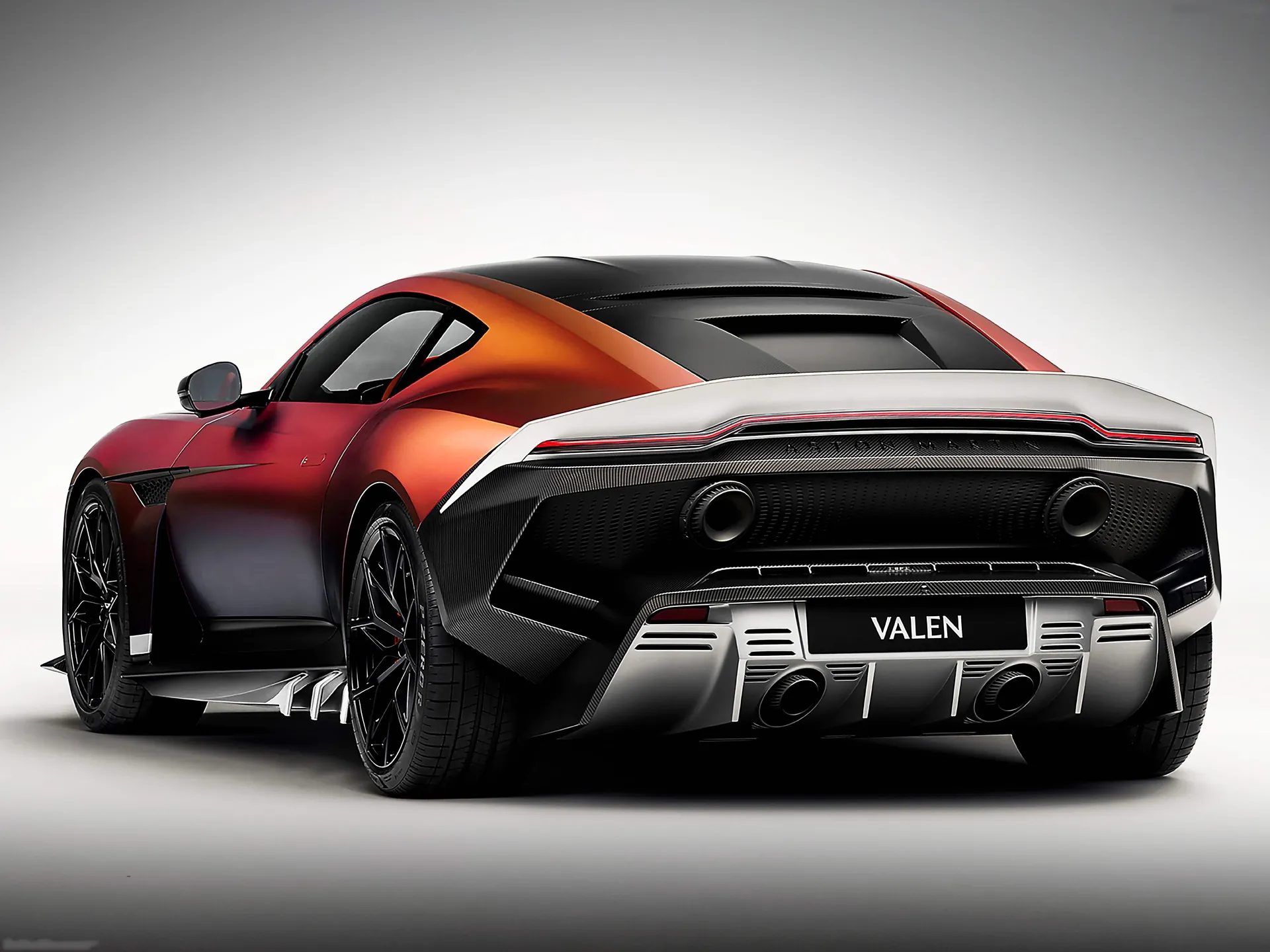 Aston Martin Valen (2028) – zadní tříčtvrteční pohled