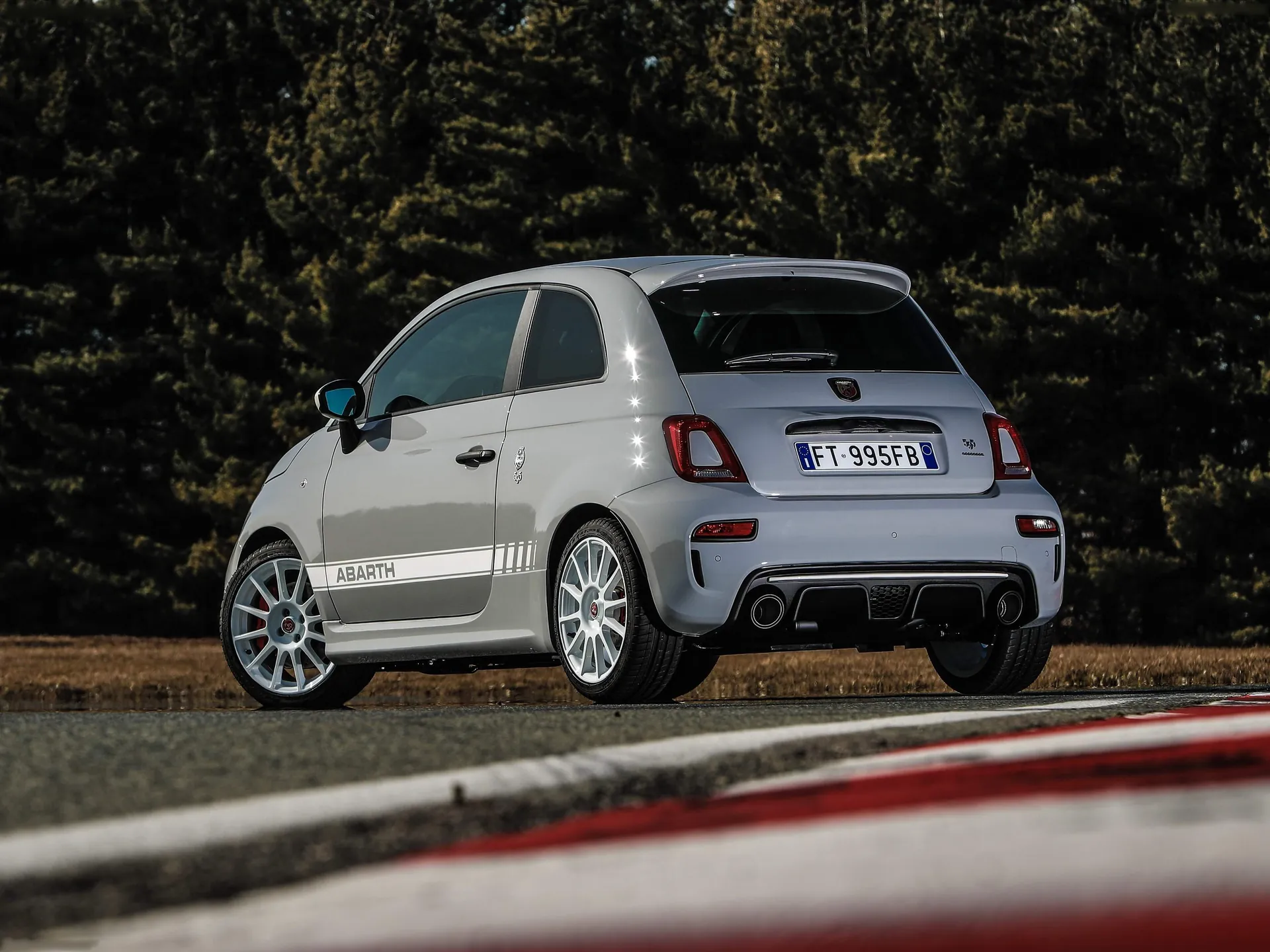 Fiat 595 Abarth esseesse (2019) – zadní tříčtvrteční pohled