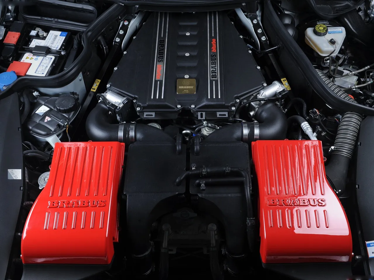 Brabus 700 Biturbo (2011) – motorový prostor